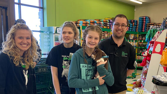 Hannah goes shopping for Oscar at the pet store. 