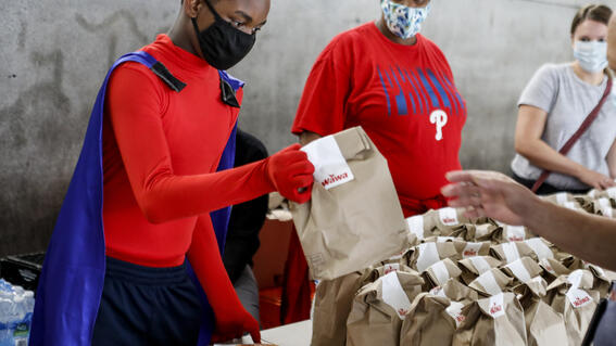 Ja'Bree handing out meals for the homeless