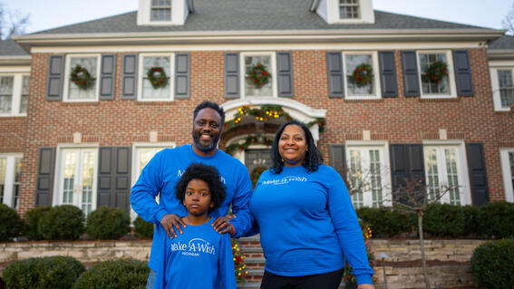 Austin and his parents standing in front of the Chicago Home Alone house.