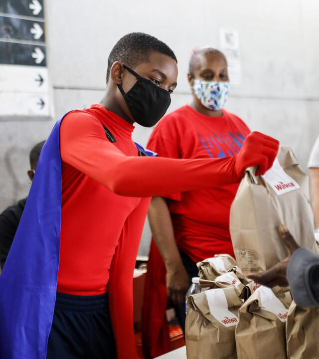 Ja'Bree handing out meals for the homeless