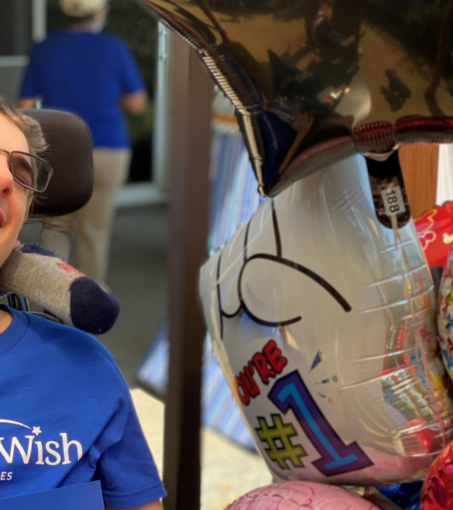 Joey in Swing with balloons