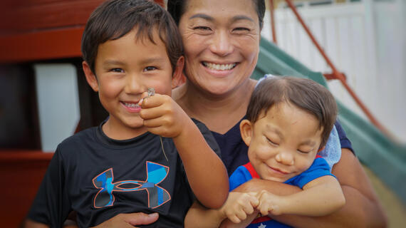 Skylar (right), brother Kainalu and wish mom Yuko