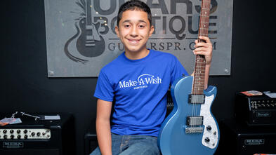 Elgyn posando con su nueva guitarra