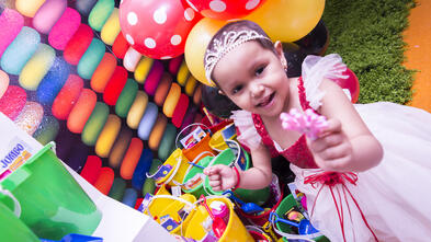 Arismar with tiara at party