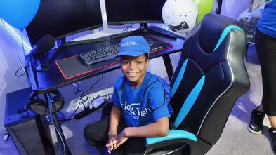 Amar'e sits in new gaming chair